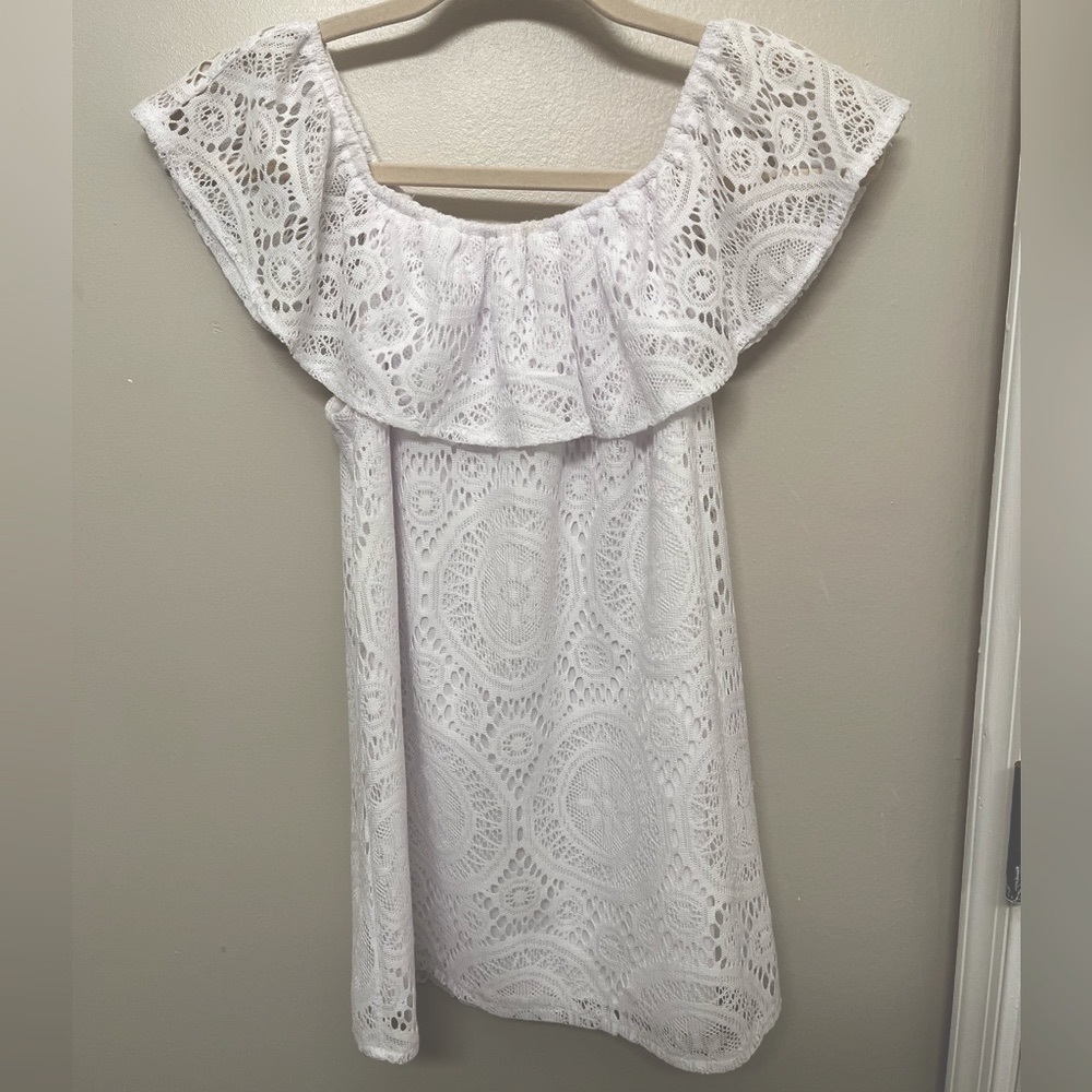 Roz & Ali Short Dress. White Flowy Lacey pattern. Beautiful design. Size Small.